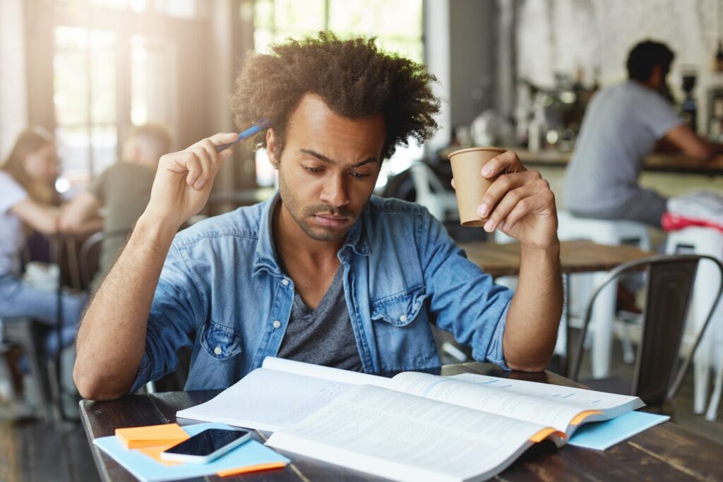 Homem estudando - curso de francês