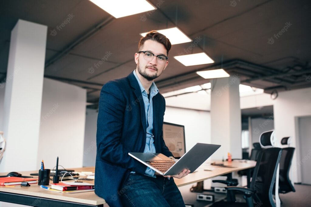 Homem de negócios com laptop na mão